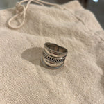 Afbeelding in Gallery-weergave laden, Big Ring ''Twist it around''