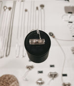 Afbeelding in Gallery-weergave laden, Middle Ring ''Dots on both Sides'' YVKE_20727 Zilver