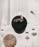 Afbeelding in Gallery-weergave laden, Thin Ring ''Dots in the Middle'' YVKE_20712 Zilver