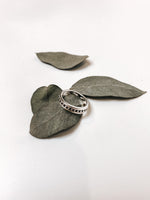 Afbeelding in Gallery-weergave laden, Thin Ring ''Dots in the Middle'' YVKE_20712 Zilver