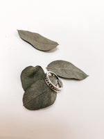 Afbeelding in Gallery-weergave laden, Thin Ring ''Dots in the Middle'' YVKE_20712 Zilver