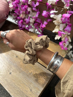 Afbeelding in Gallery-weergave laden, Scrunchie Amed + colours

