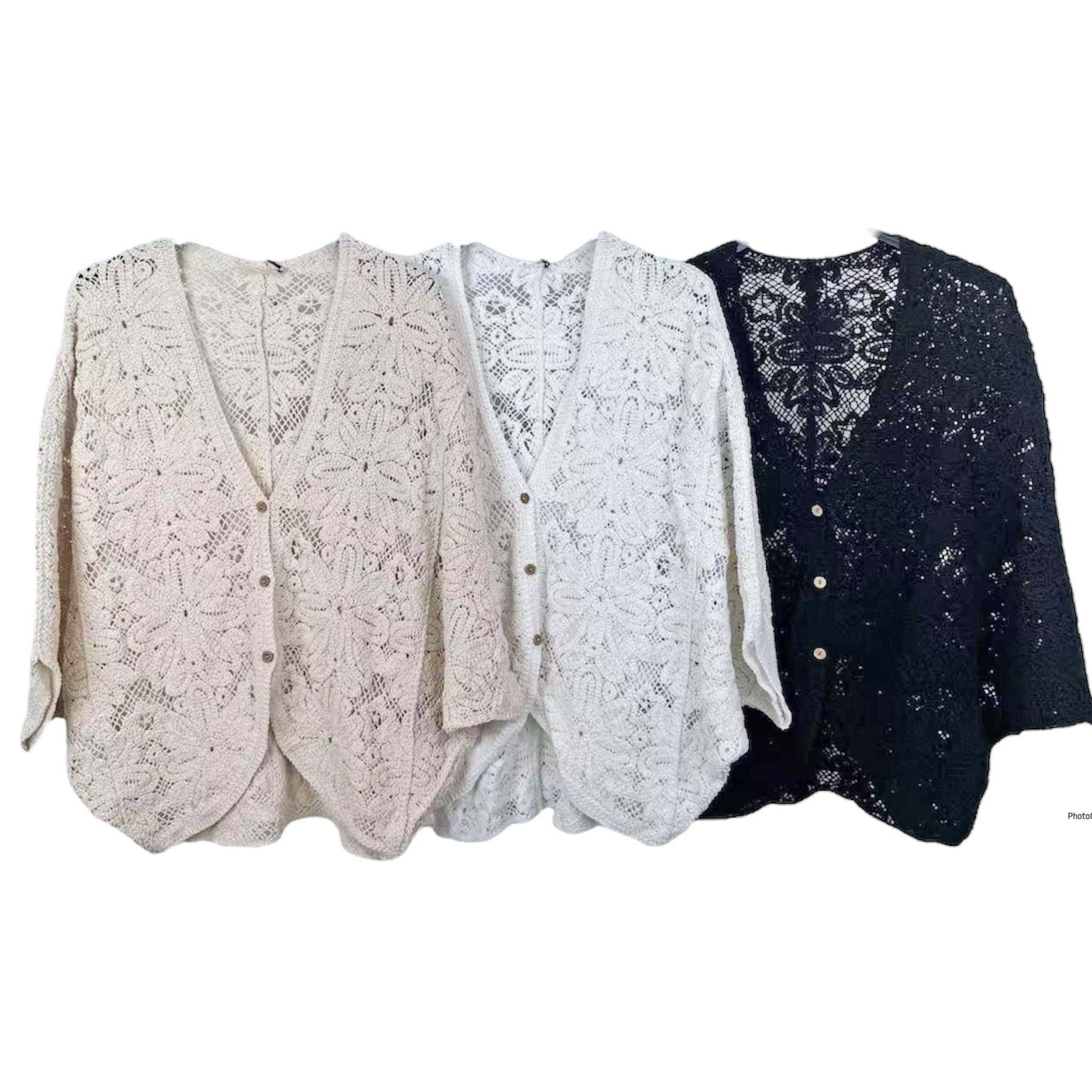 Crochet vest met knopen en bloem 68003