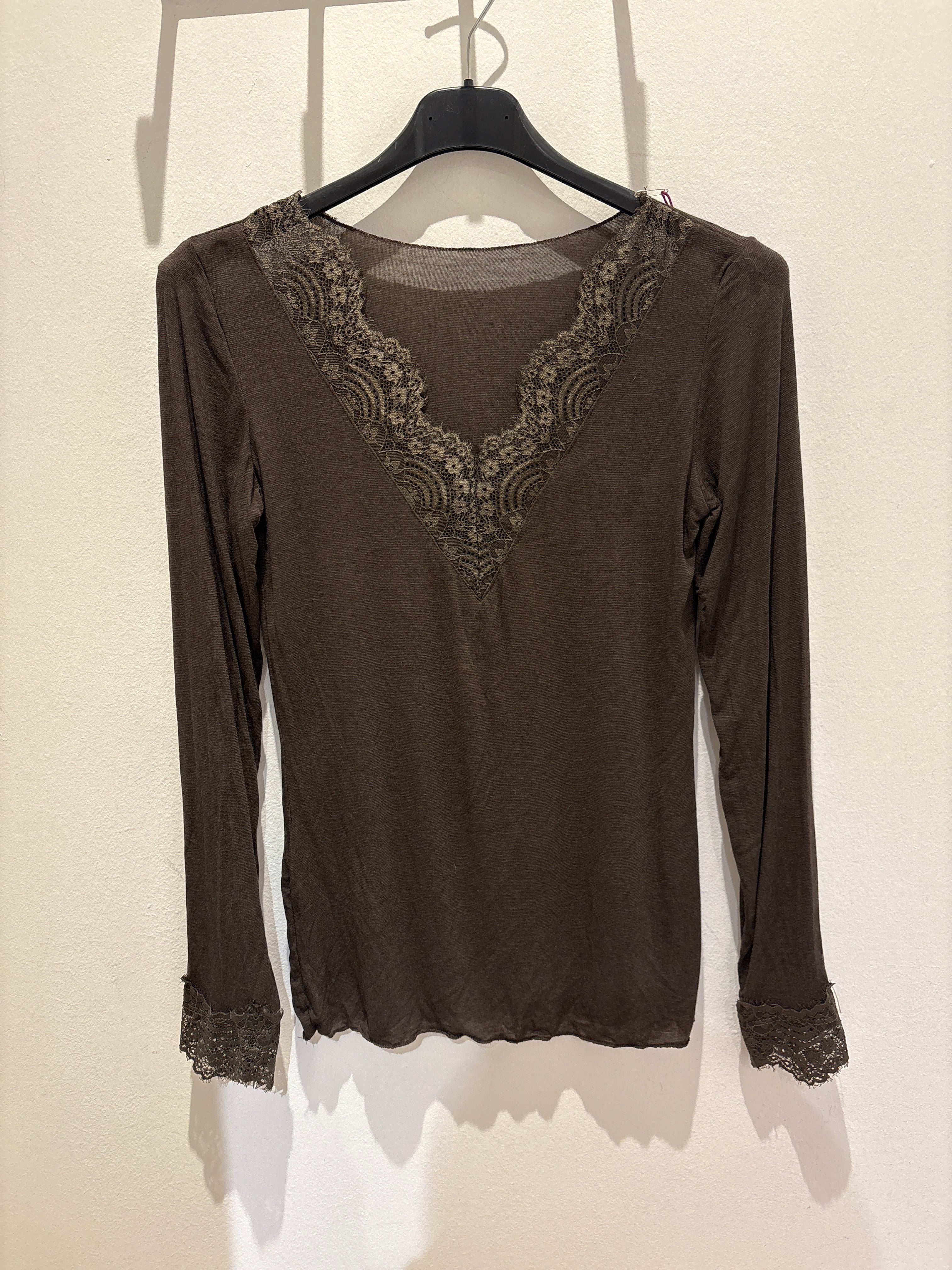V-hals top met kant  25512