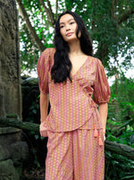 Afbeelding in Gallery-weergave laden, Luna Puff Sleeve Wrap Blouse 39175 Pink Diamond
