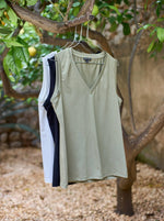 Afbeelding in Gallery-weergave laden, BCMay V-Neck Top 41188 Black
