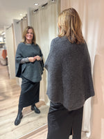 Afbeelding in Gallery-weergave laden, BCPella Boucle Poncho 1137 Dark Grey
