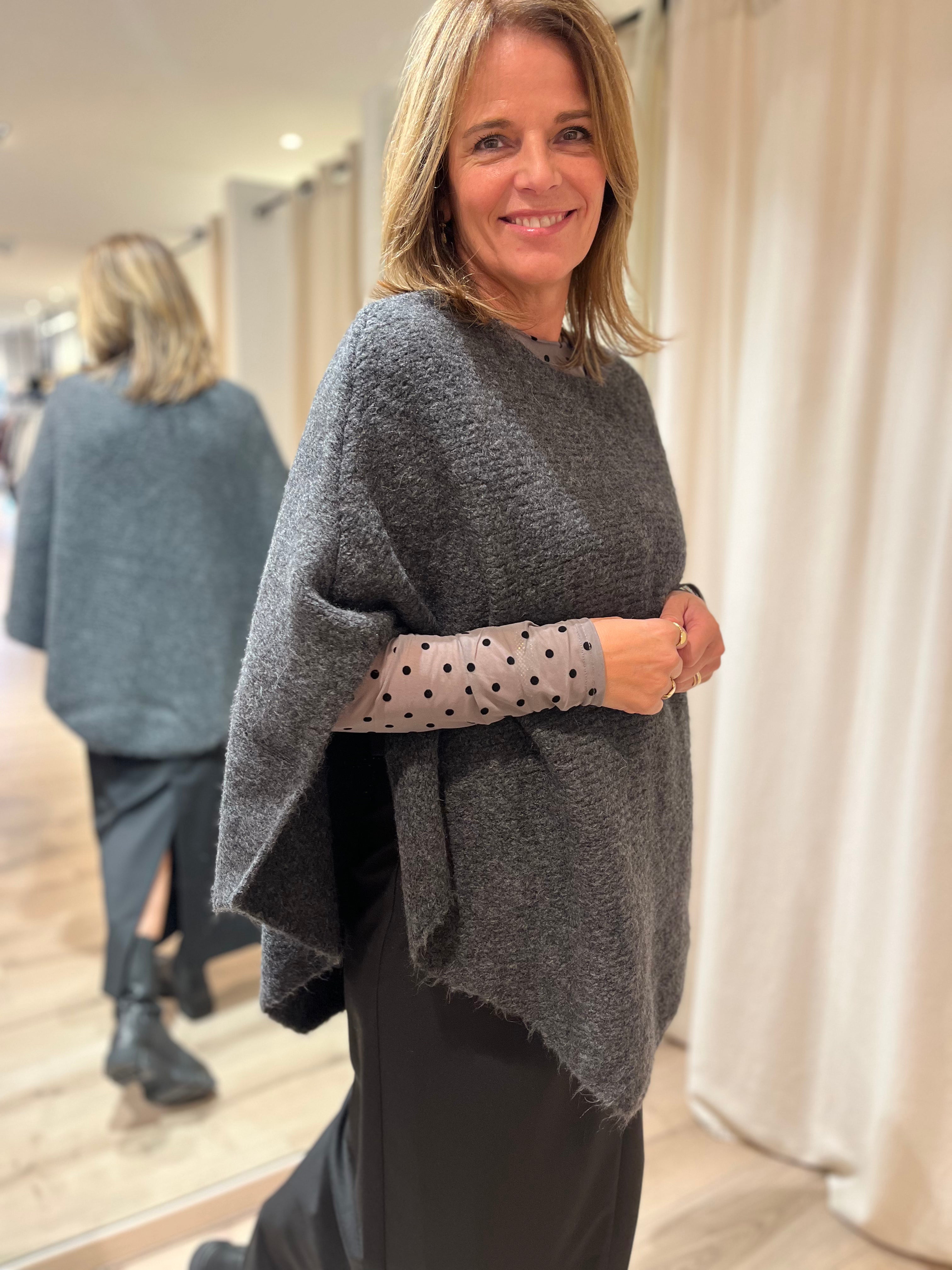 BCPella Boucle Poncho 1137 Dark Grey