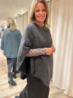 Afbeelding in Gallery-weergave laden, BCPella Boucle Poncho 1137 Dark Grey
