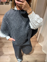 Afbeelding in Gallery-weergave laden, BCPella Stripe Poncho 1171 Navy/Grey
