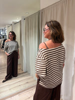 Afbeelding in Gallery-weergave laden, T-Shirt Streep off shoulder 13717 Bruin/Ecru
