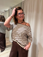 Afbeelding in Gallery-weergave laden, T-Shirt Streep off shoulder 13717 Bruin/Ecru
