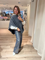 Afbeelding in Gallery-weergave laden, BCPella Stripe Poncho 1171 Navy/Grey
