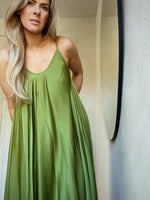 Afbeelding in Gallery-weergave laden, Dress Suzy Matcha
