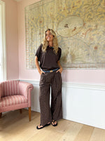 Afbeelding in Gallery-weergave laden, BCabbie Wideleg Pant 40986 Mocca Leo
