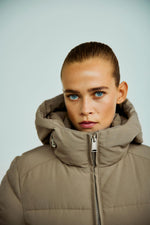 Afbeelding in Gallery-weergave laden, Glorian Long Puffer Coat 337 Lead Gray
