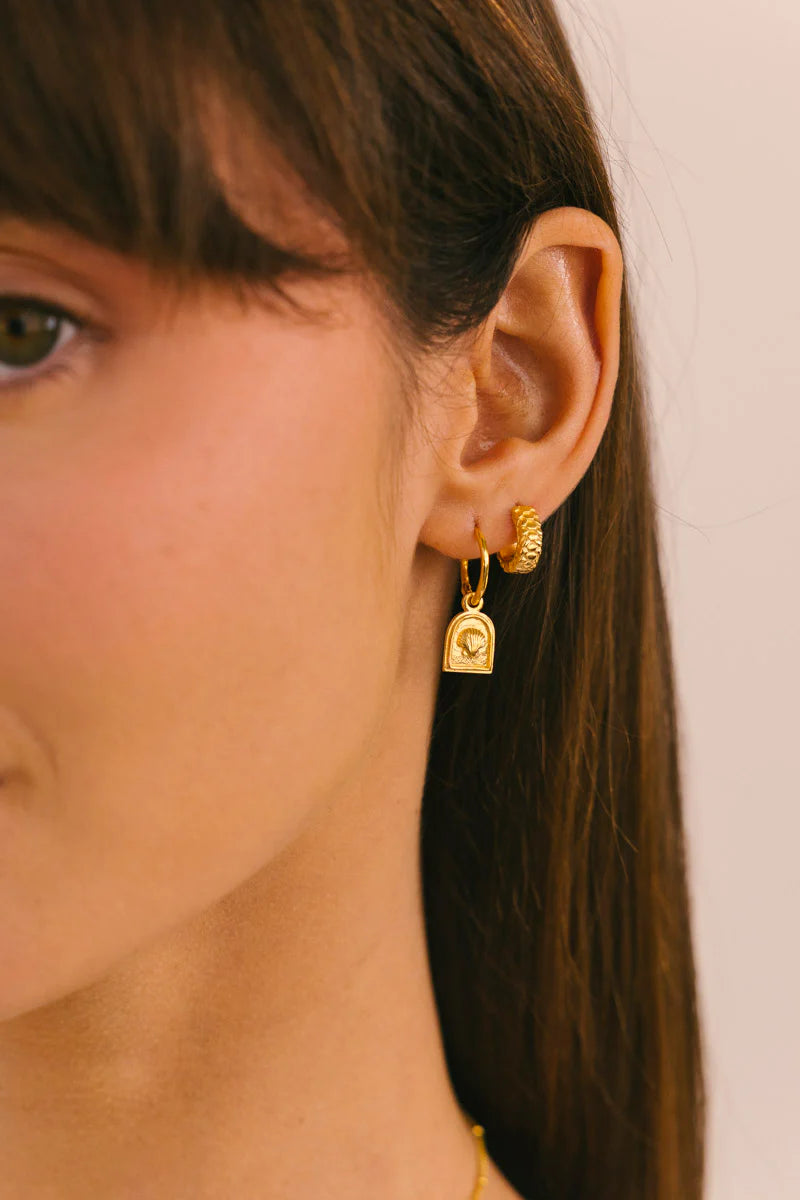 Scallop Medallion Hoop Earring WTHP186YBGP0 Gold Plated