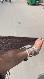 Video laden en afspelen in Gallery-weergave, Scarf Cotton ROOTS Cacao / Brown
