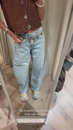 Video laden en afspelen in Gallery-weergave, Jeans Ballon W3717 Licht Jeans
