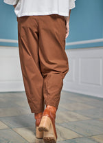 Afbeelding in Gallery-weergave laden, BCDavina Barrel Pant 40900 Hazelnut Brown
